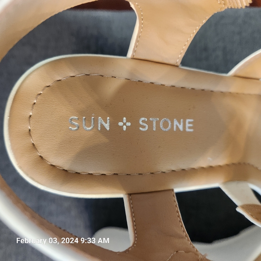 Sun + Stone white wedges. Fastens on the side. Size 10M - Picture 4 of 5